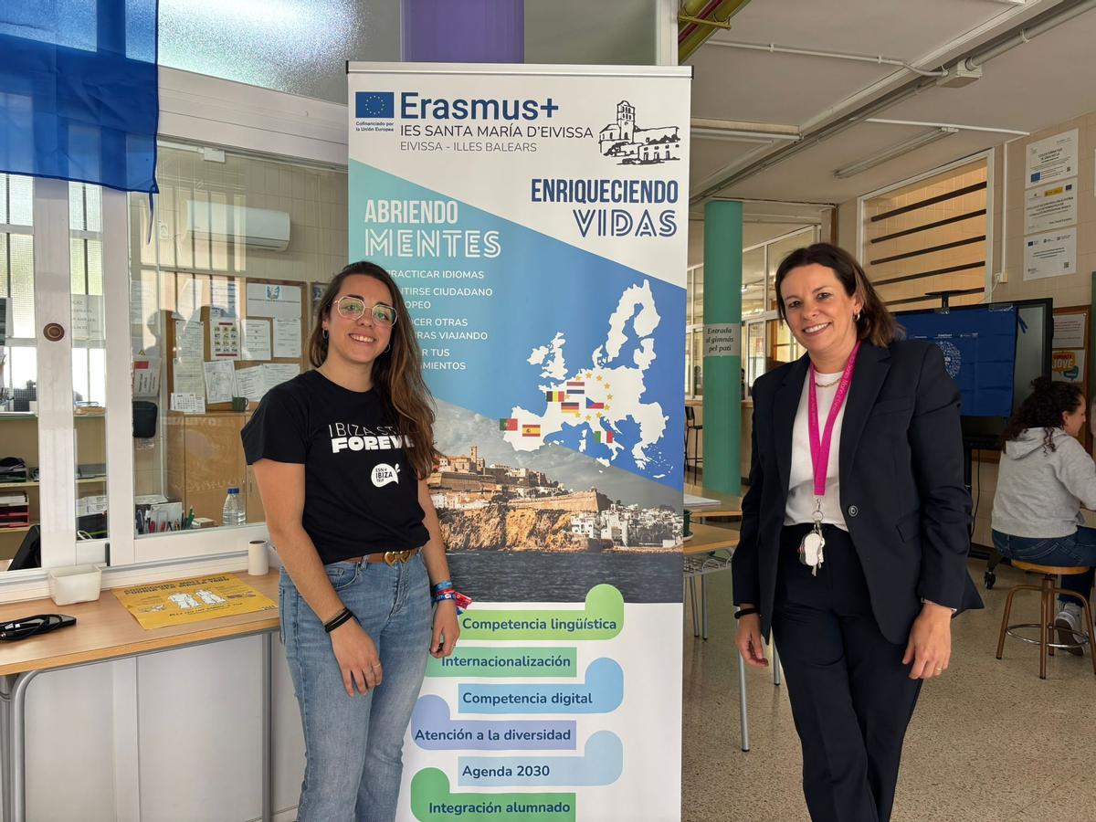Paula Verge, voluntaria de ESN España y Cristina Colomar, jefa de estudios y coordinadora Erasmus del IES Santa María de Ibiza