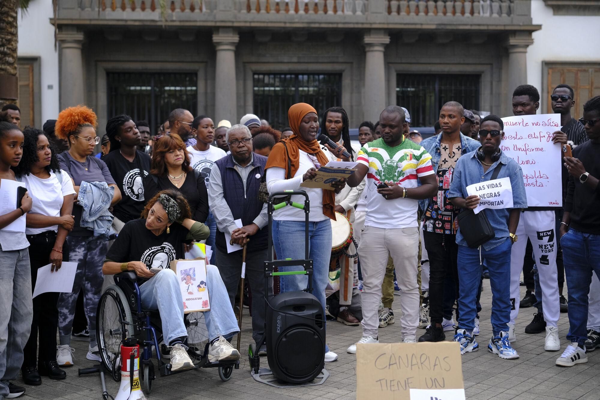 Concentración por la muerte de Abdoulie Bah en la plaza de La Feria
