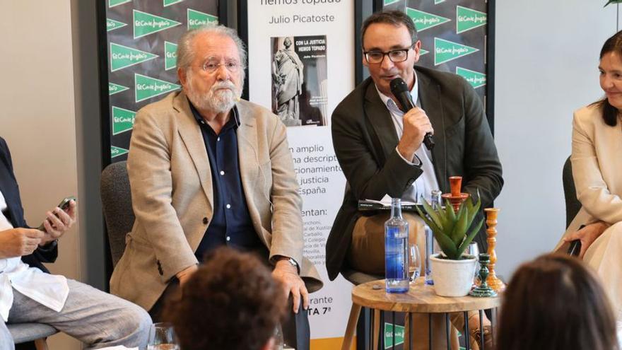 Julio Picatoste, ayer, en la presentación del libro con Tronchoni y Carballo.   | // JOSÉ LORES