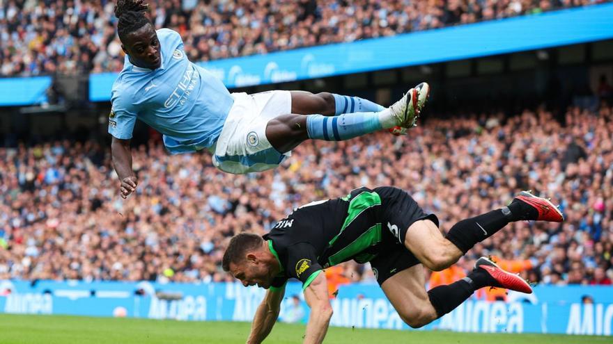 Jeremy Doku, del Manchester City, salta por encima de James Milne, del Brighton. |  // ADAM VAUGHAN