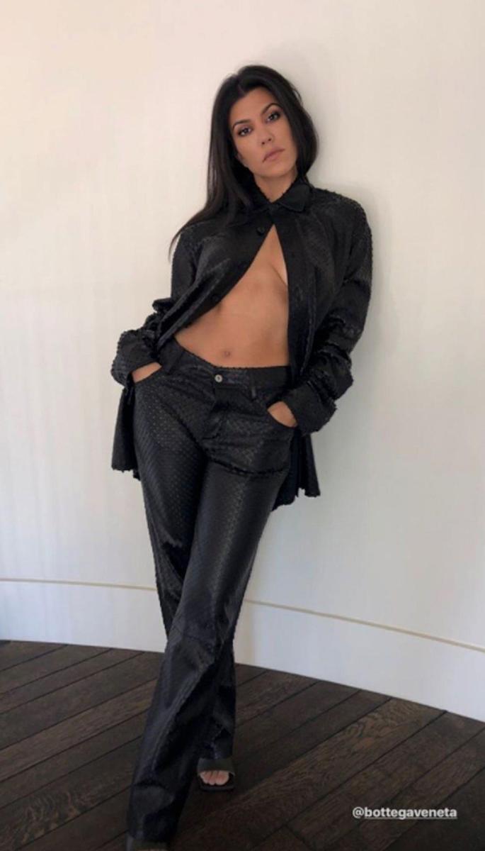Kourtney Kardashian con camisa desabrochada