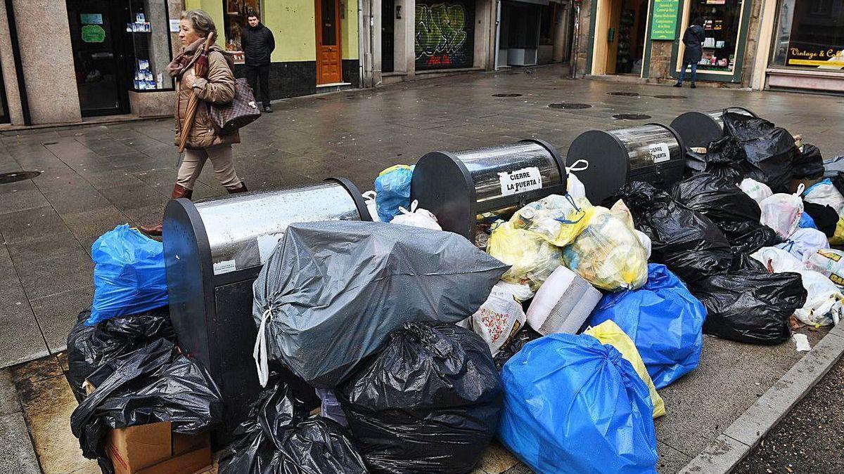 Bolsas de basura rebosan de los contenedores en la plaza de San Nicolás.