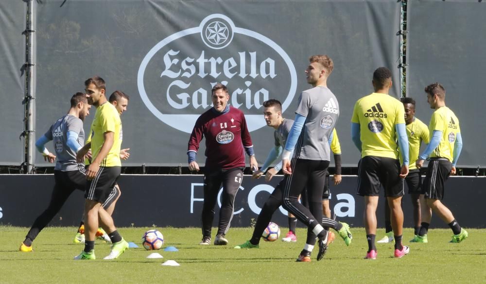 El entrenador argentino estuvo de buen humor y participó en los ejercicios junto a los jugadores en su último entrenamiento en A Madroa