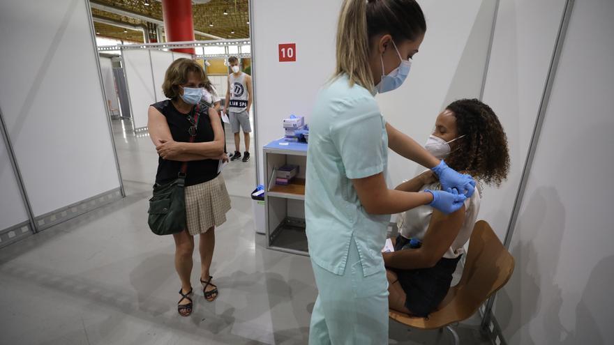 Los jóvenes se vacunan masivamente para «poder ver a mis amigos y proteger a los mayores»