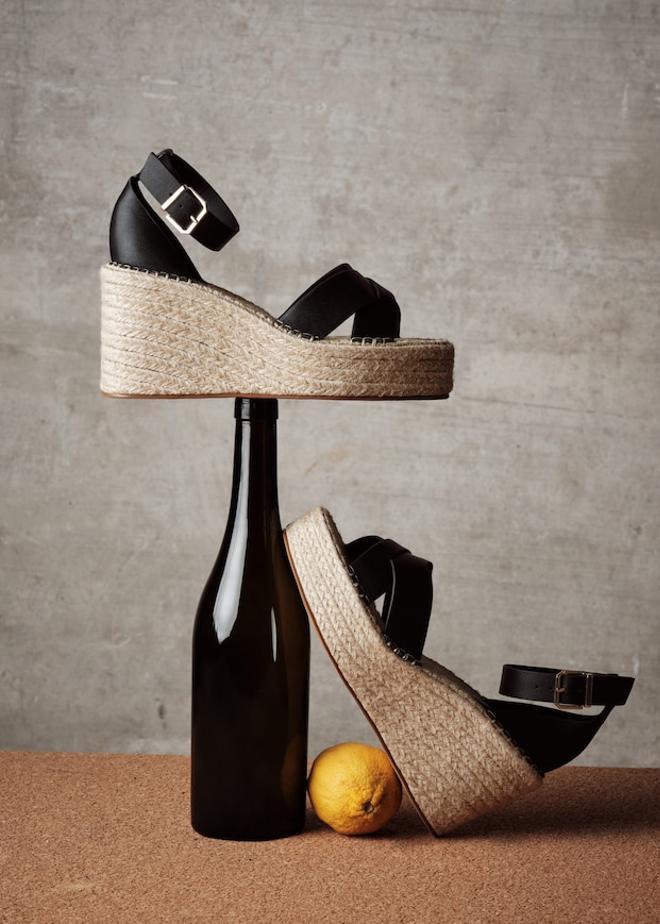 Alpargatas de cuña en color negro, de Mango