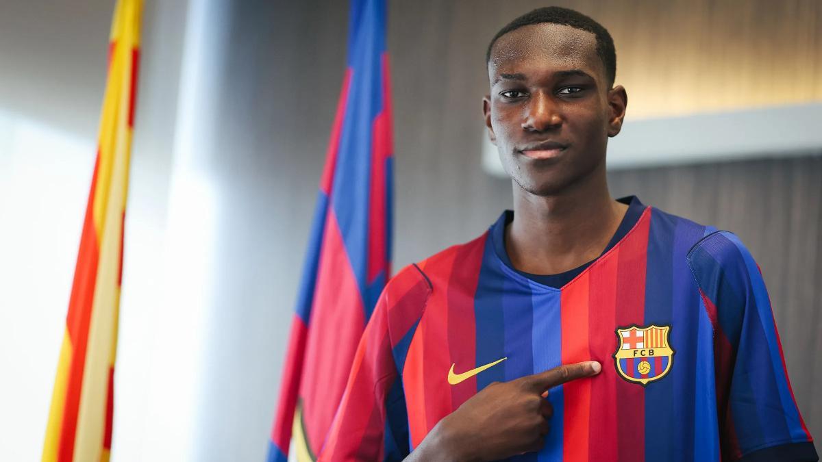 Caicedo ya posa con la camiseta del Barça