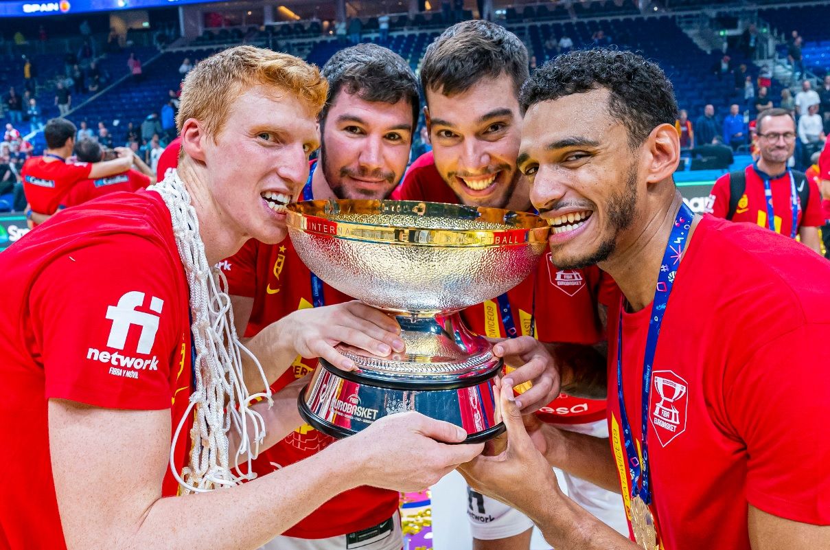 Díaz, Brizuela, Willy y Saiz, con el  trofeo de campeones de Europa.