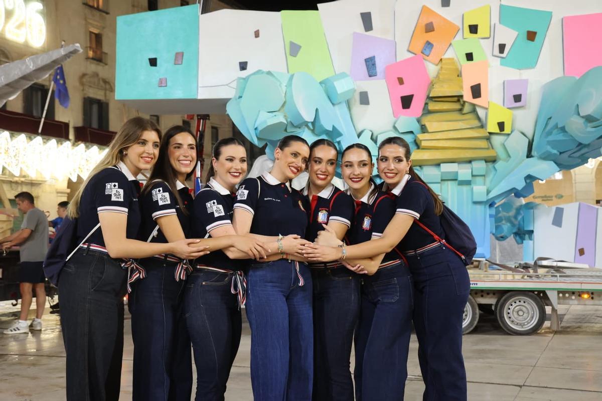 La Bellea del Foc y sus damas presencian la llegada de las primeras piezas de la Hoguera Oficial