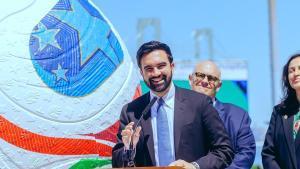 27 April 2026, US, New York: New York City Mayor Zohran Mamdani speaks in front of a large soccer ball during a news conference at Staten Island University Hospital Community Park. Photo: Anthony Oliveira/TheNEWS2 via ZUMA Press Wire/dpa Anthony Oliveira/TheNEWS2 via ZU / DPA 27/04/2026 ONLY FOR USE IN SPAIN. Anthony Oliveira/TheNEWS2 via ZU / DPA;politics;soccer;football;sports;New York City Mayor Zohran Mamdani press conference