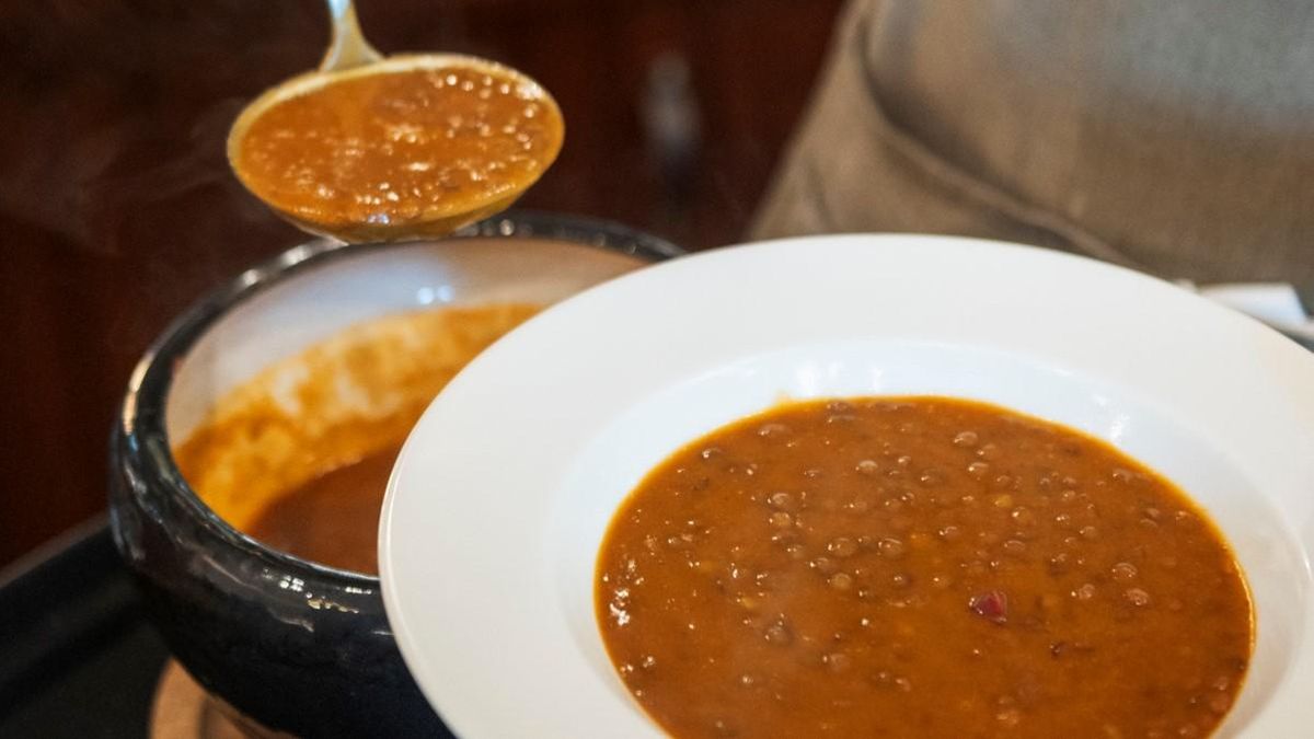 El restaurante que se quemó y celebra su regreso ofreciendo lentejas gratis en Barcelona