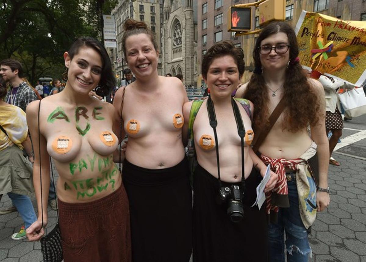 Cuatro jóvenes, en toplés y con mensajes pintados en sus cuerpos, en la marcha de Nueva York.