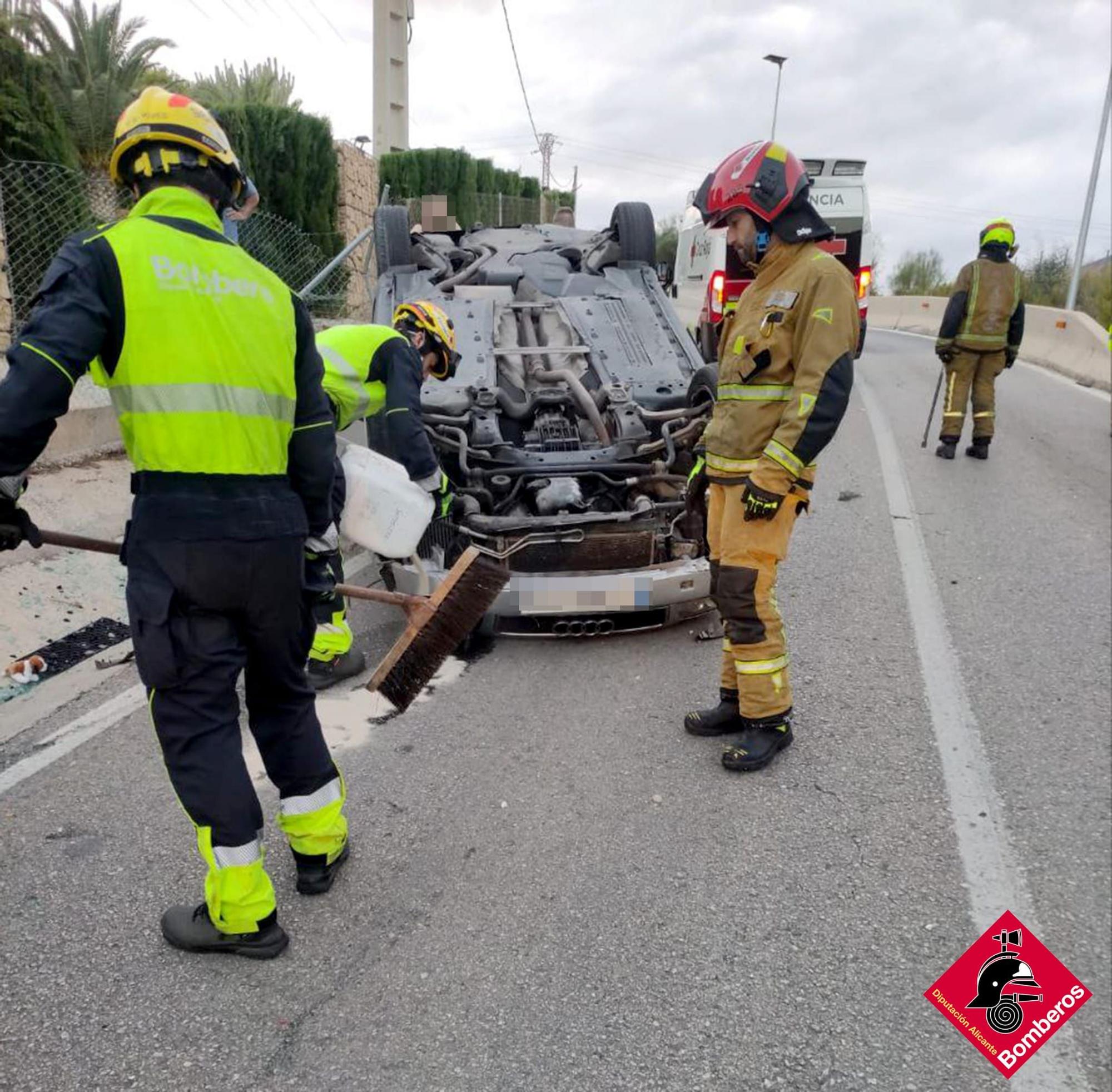 El vehículo volcado en el accidente de Benidorm.