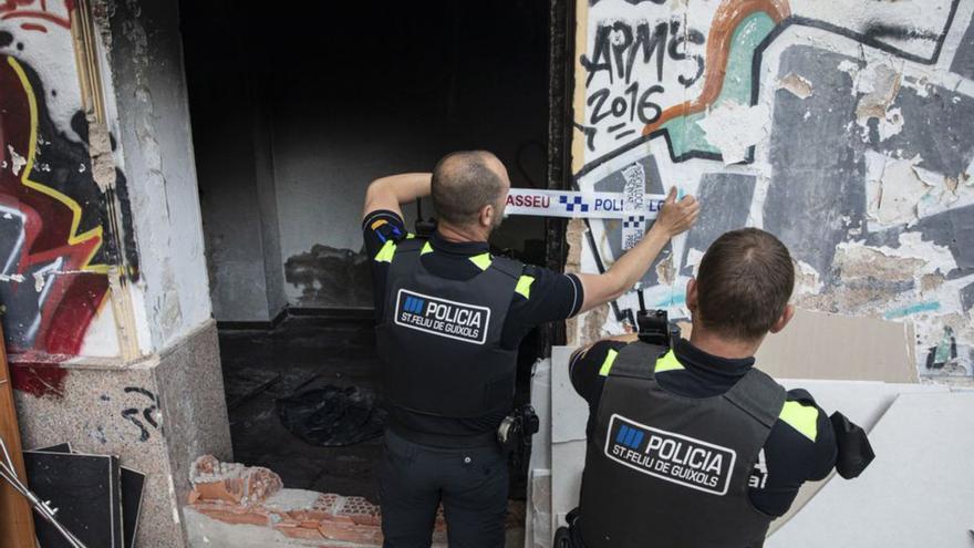 Incendi en un hotel abandonat de Sant Feliu de Guíxols