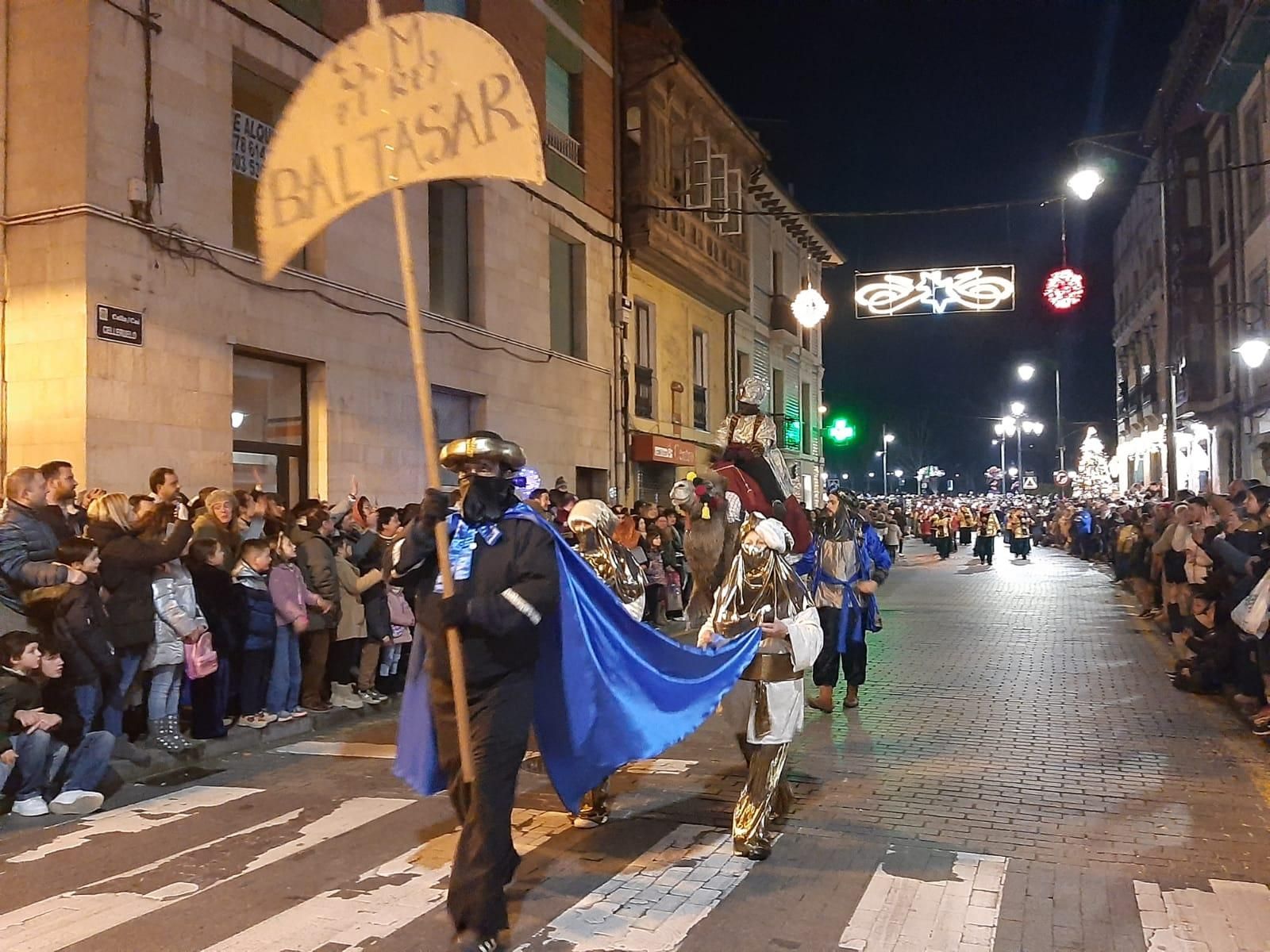 Los Reyes, en dromedario en la Pola: así ha sido la cabalgata de la capital sierense