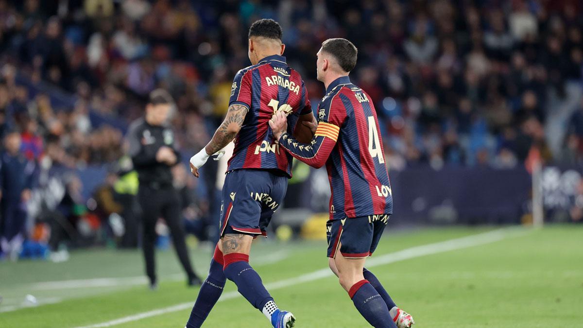 Kevin Arriaga es expulsado en el encuentro entre el Valencia CF y el Levante UD