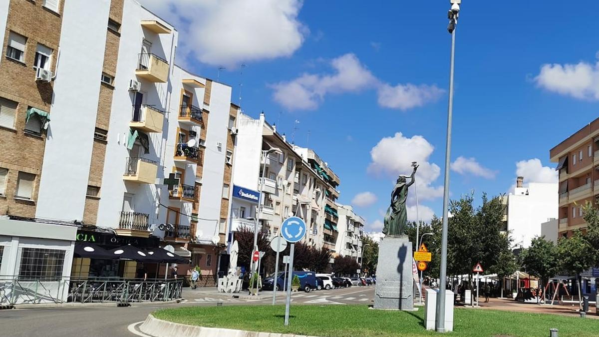 Cámara de vídeo vigilancia instalada en la rotonda de la avenida de la Paz.