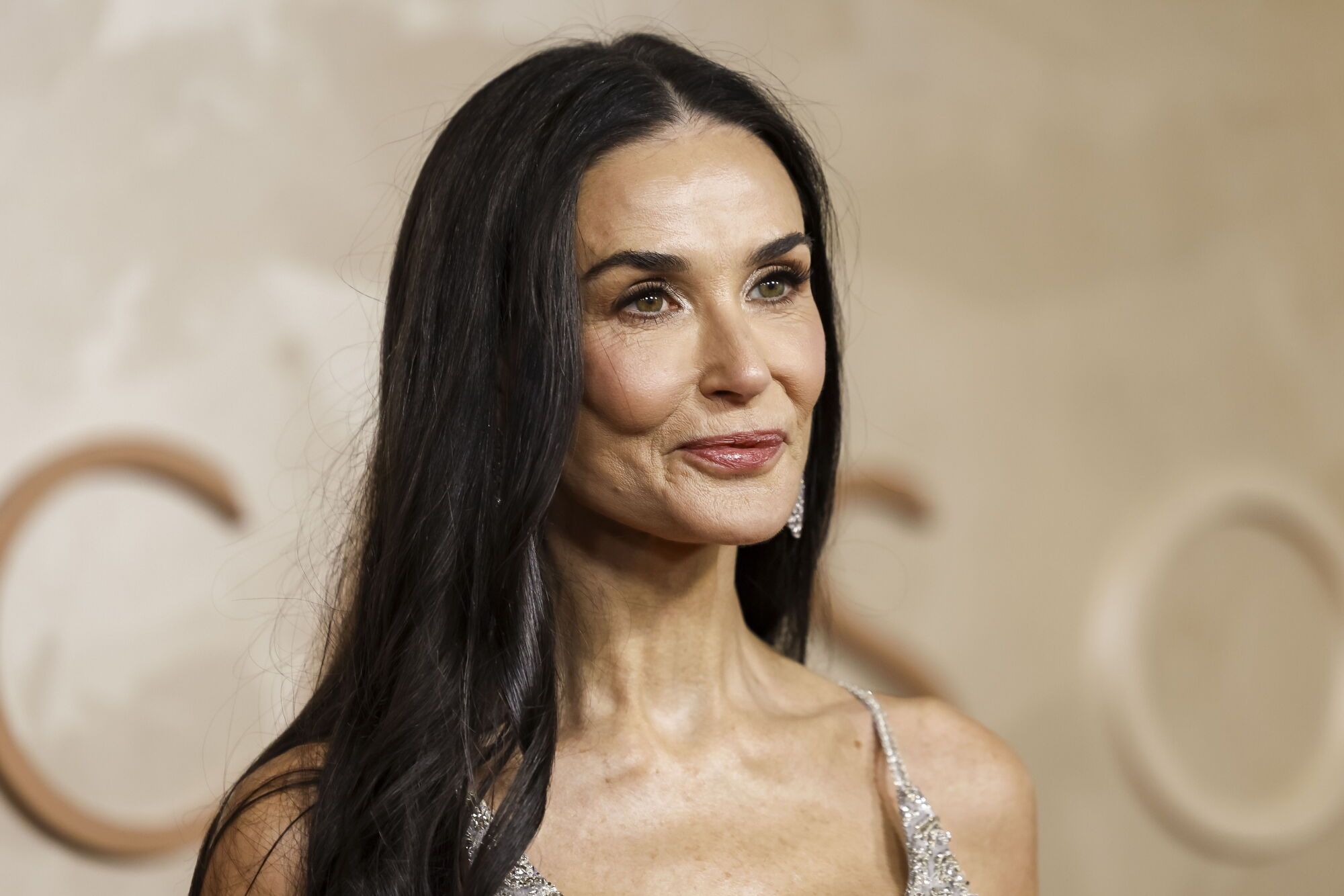 LOS ANGELES (United States), 03/03/2025.- Demi Moore arrives on the red carpet during the 97th annual Academy Awards ceremony at the Dolby Theatre in the Hollywood neighborhood of Los Angeles, California, USA, 02 March 2025. EFE/EPA/CAROLINE BREHMAN