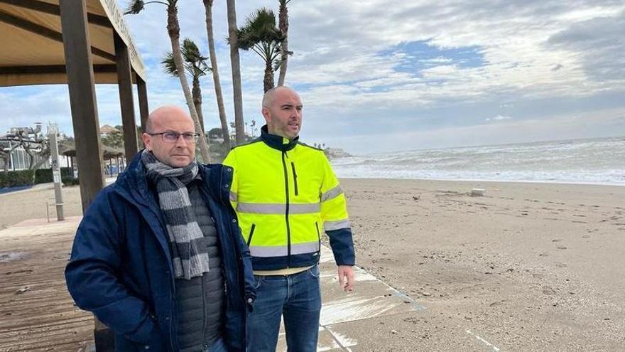 Mijas despliega a cien operarios para limpiar los desperfectos del temporal en las playas