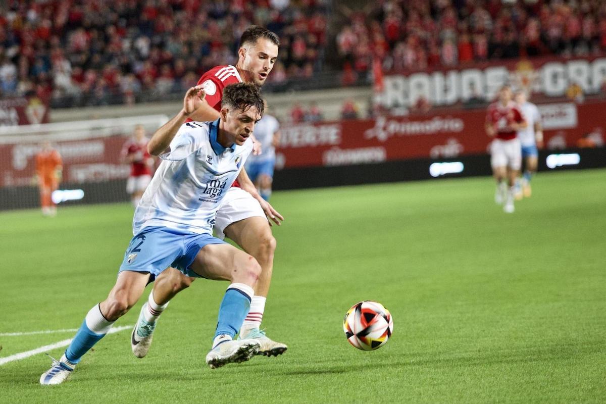 Jokin Gabilondo se marcha de un rivla en un partido con el Málaga.