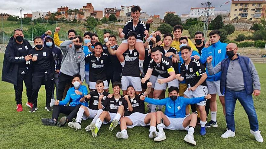 El Racing Club Benavente festeja su permanencia en Valorio. | Cedida