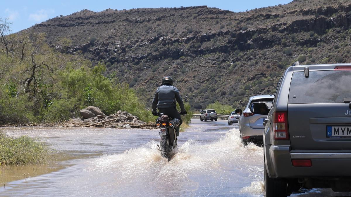 Rescate de dos personas en Cercados de Espino, en Mogán, por la borrasca Therese.
