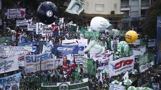 Multitudinaria protesta en Argentina contra los ajustes de Macri