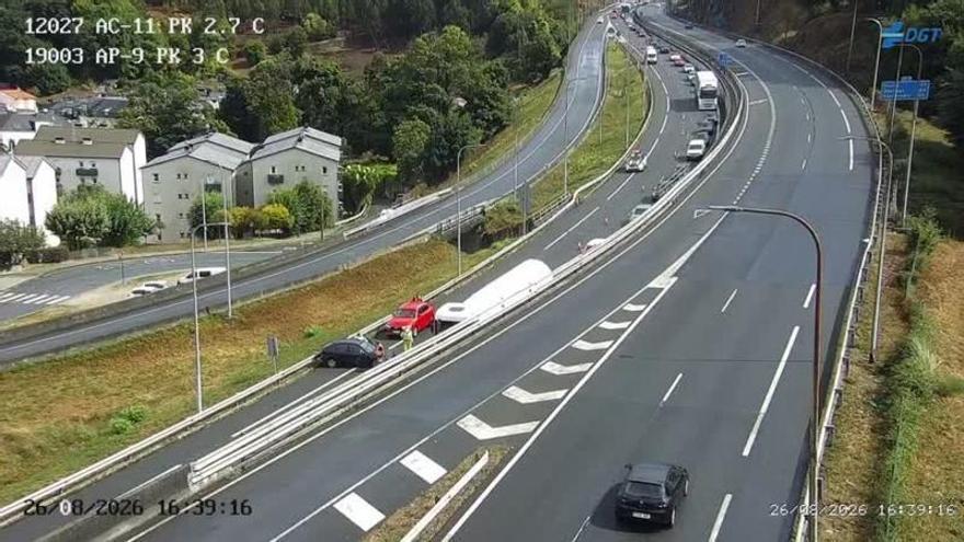 Una colisión de tres vehículos en Culleredo deja un herido y largas retenciones en la AP-9