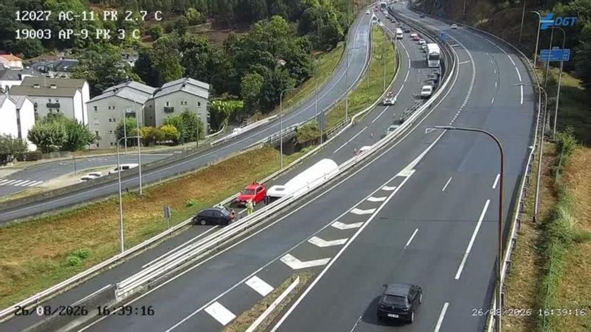 Imagen de las cámaras de la DGT en el momento del accidente y las retenciones que formó