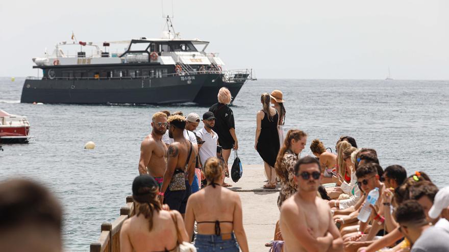 Los ‘party boats’ de Ibiza esquivan la ley contra el turismo de borrachera y sirven barra libre