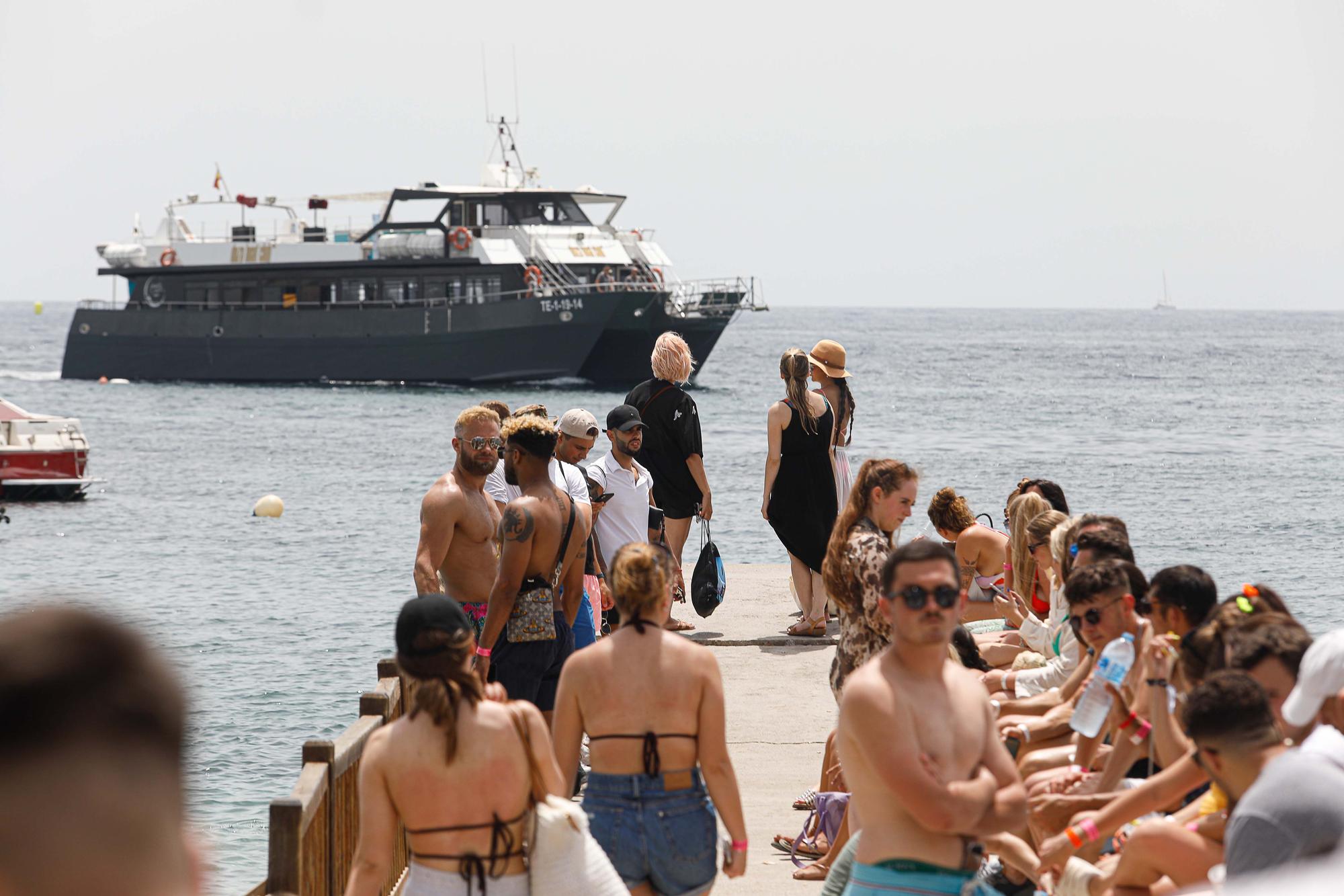 Los ‘party boats’ esquivan la ley contra el turismo de borrachera y sirven barra libre en Ibiza