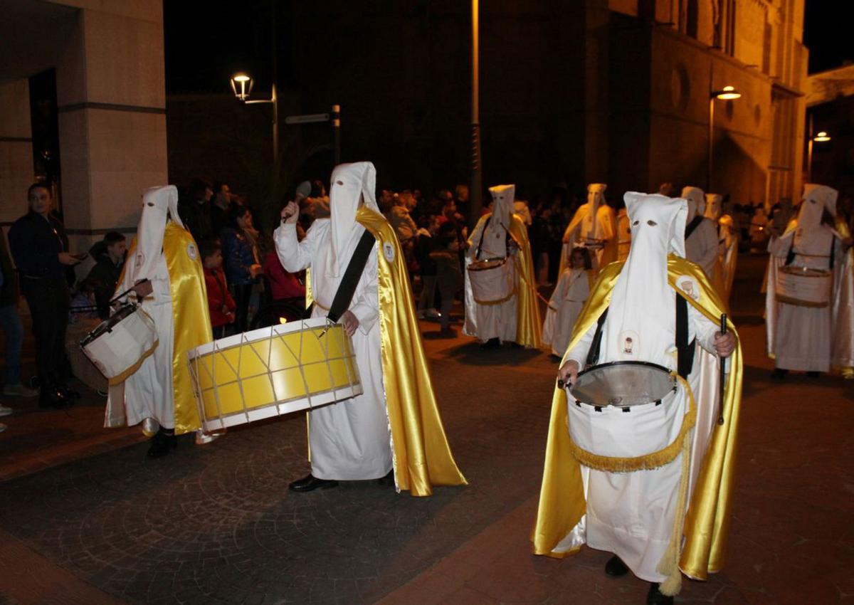 Varios cofrades durante una de las procesiones de la Semana Santa ejeana. | MARÍA JOSÉ LAPUENTE