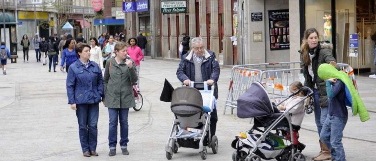 Ciudadanos paseando por el centro de Vilagarcía. // Noé Parga