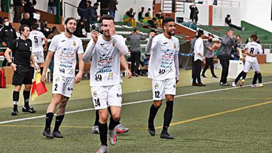 Aarón celebra su gol al Orihuela.