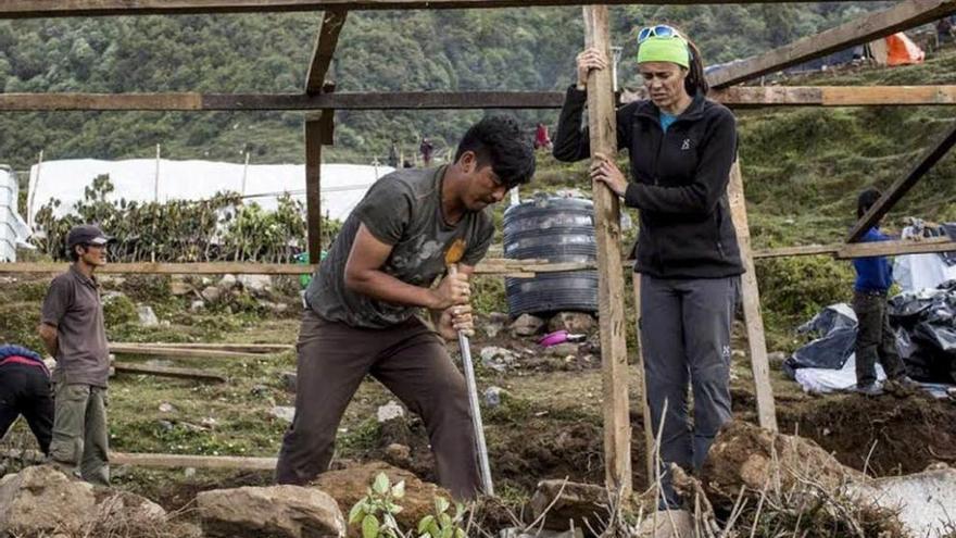 Una alpinista de altura. Edurne Pasaban, que ha recaudado 60.000 euros para las víctimas del terremoto, colaborando en las labores de reconstrucción de un poblado nepalí.