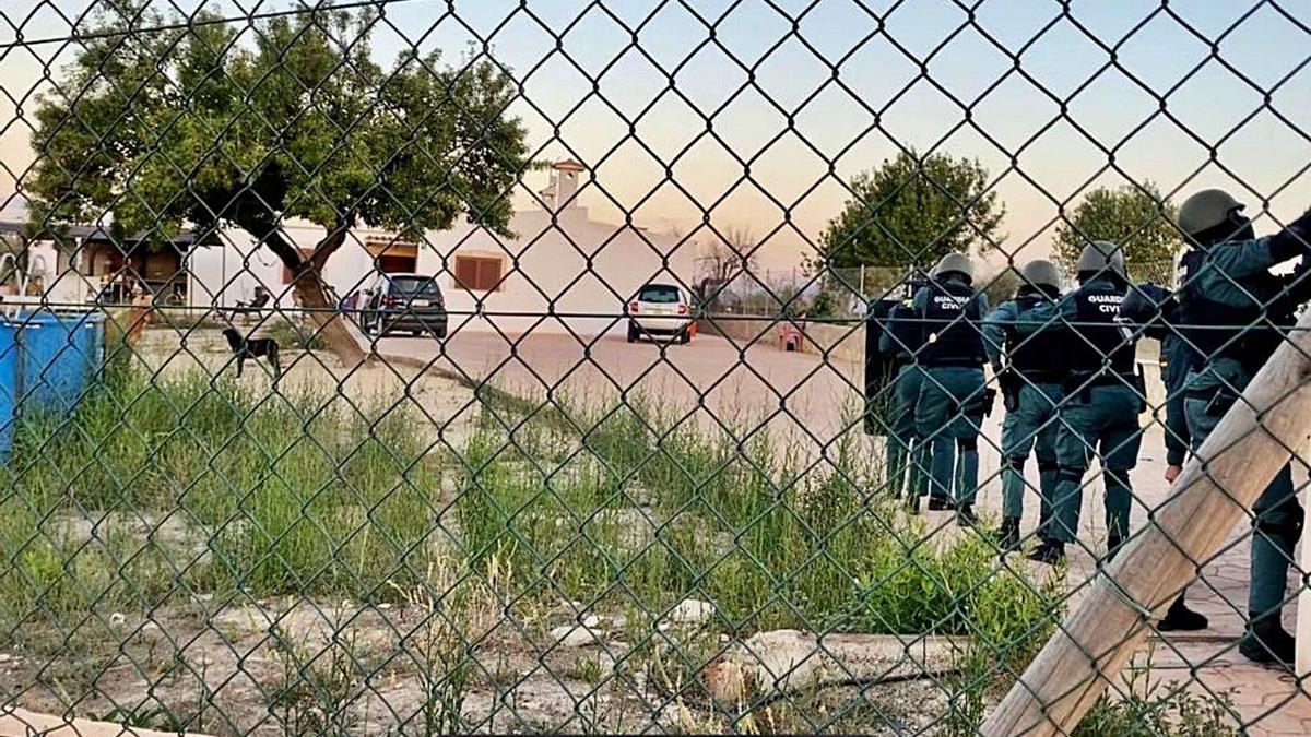 Guardias civiles, durante la entrada ayer a uno de los domicilios de los sospechosos. | F.S.