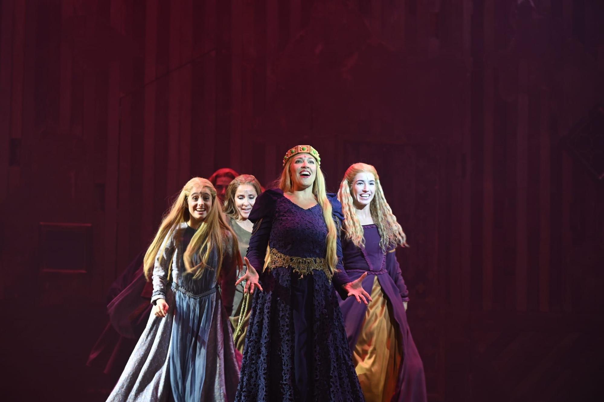 En imáegenes | Así ha sido el estreno del musical 'Los pilares de la Tierra' en el Teatro Principal