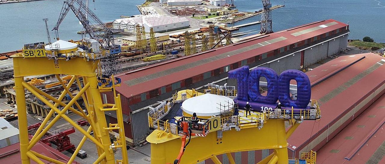 La estructura para fijación de aerogeneradores marinos número cien fabricada por Navantia y Windar Renovables, en el muelle coruñés de Fene, con el número alusivo al hito industrial. | Windar Renovables