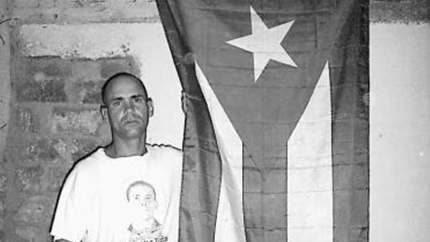 Villar, junto a una bandera cubana, en una foto cedida por la disidencia.