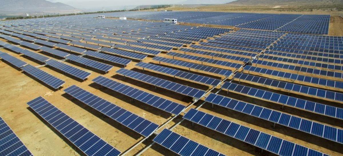 Un campo con placas solares.