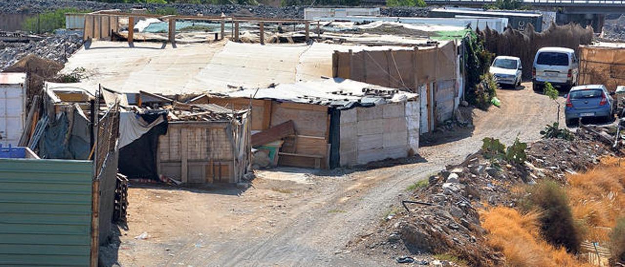 Restos del chamizo que ocupaba Ojeda. Al fondo, la finca de &#039;Tani&#039;