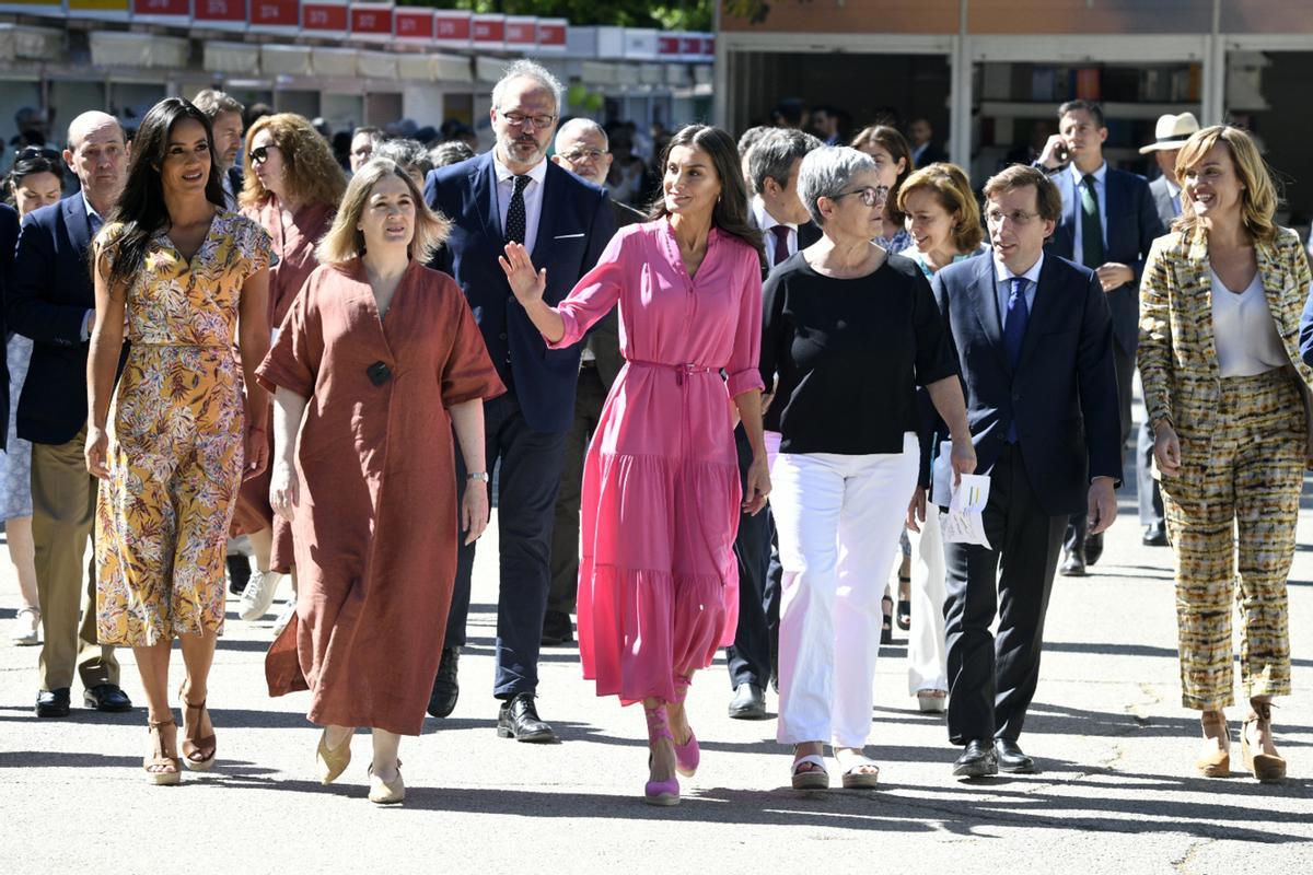 Visita de autoridades a la inauguración de la Feria del Libro de Madrid. De izda. a dcha., la vicealcaldesa de Madrid, Begoña Villacís; la consejera de cultura de la Comunidad de Madrid, Marta Rivera; la reina Letizia; la directora de la Feria del Libro Eva Orúe y el alcalde de Madrid, José Luis Martínez Almeida.