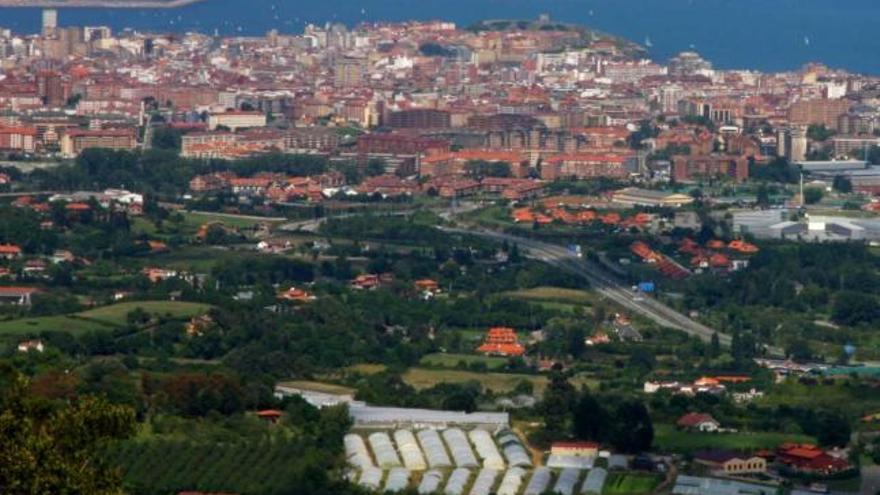 Panorámica de la zona rural gijonesa, con la ciudad al fondo.