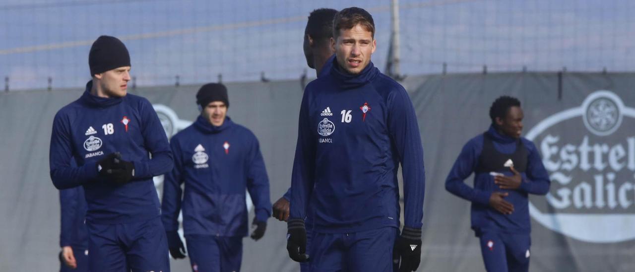 Jensen, con gorro, Maxi Gómez, Hjulsager y Pione Sisto, durante un entrenamiento del Celta.