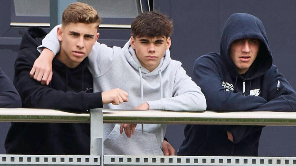 Fermín López con su amigo cadete Juan Pablo Galbarro, atento al Juvenil A-Sabadell