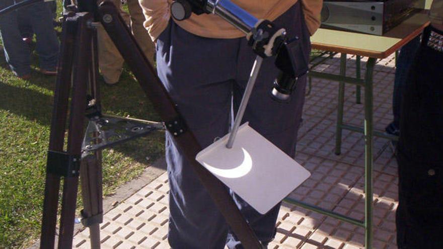 Jóvenes realizaron la proyección del eclipse en 2005 con la ayuda de un telescopio.