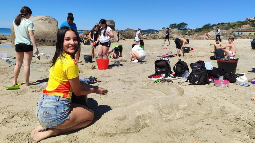Los alumnos toman A Lanzada para crear esculturas de arena