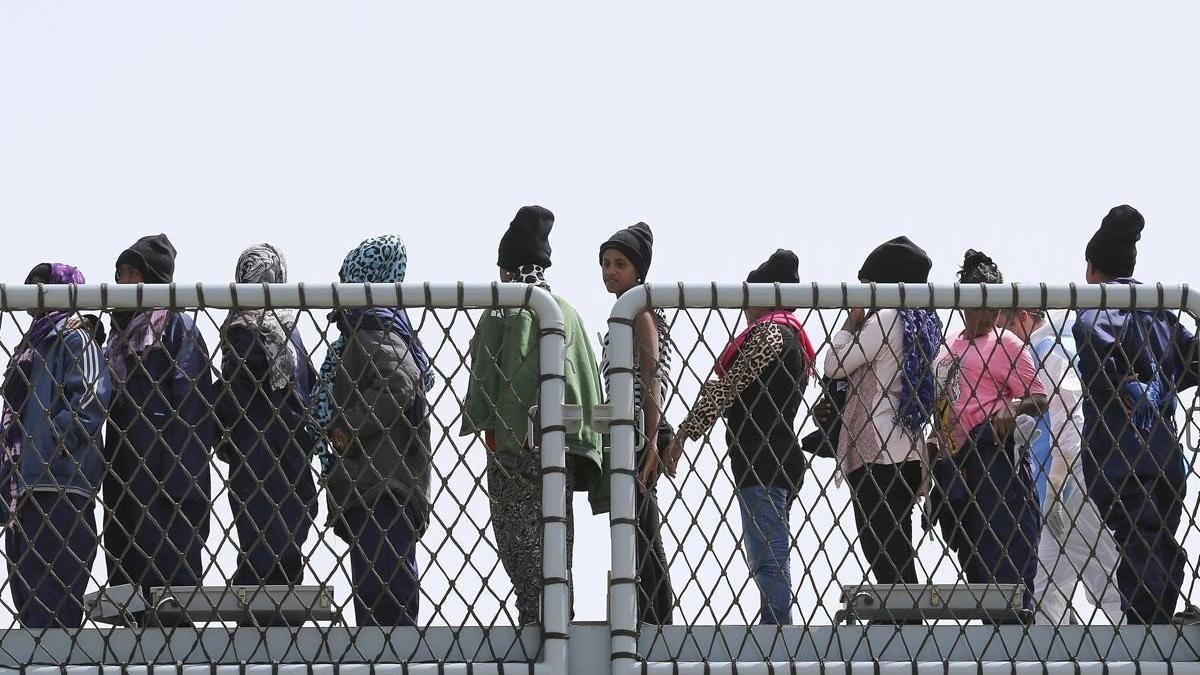 Inmigrantes hacen cola en el puerto italiano de Augusta.