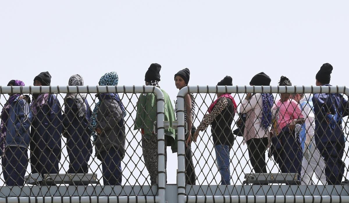 zentauroepp33510770 migrants wait to disembark from the german naval vessel fran181219113150