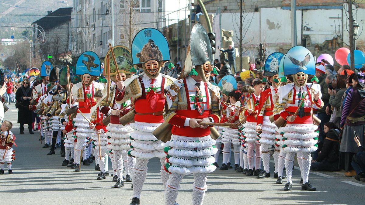 Desfile de cigarrones por las calles de Verín, en una imagen de archivo.