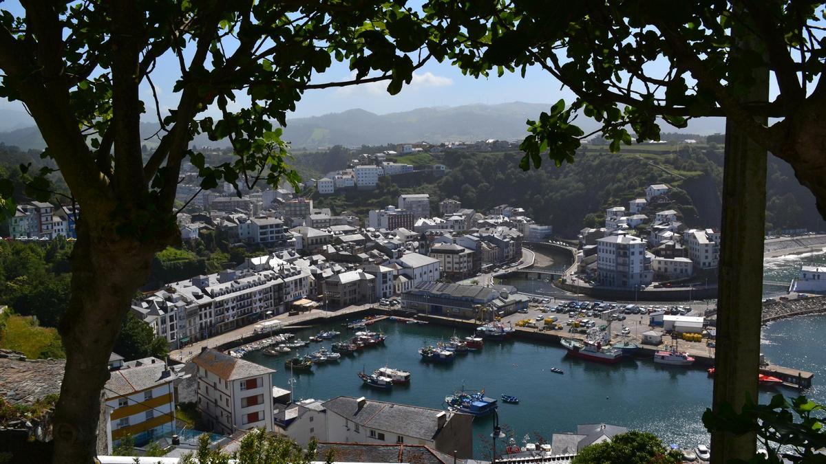 Vista general del puerto de Luarca.